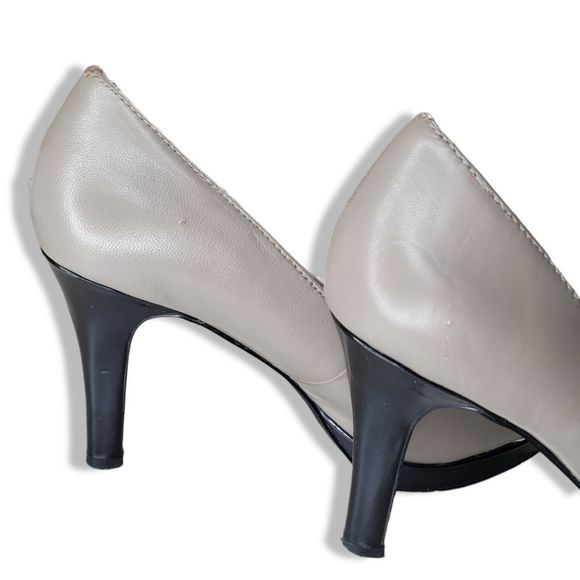 Tahari Ta-Laurie Grey Taupe Two-Tone Leather Pump - Picture 4 of 10